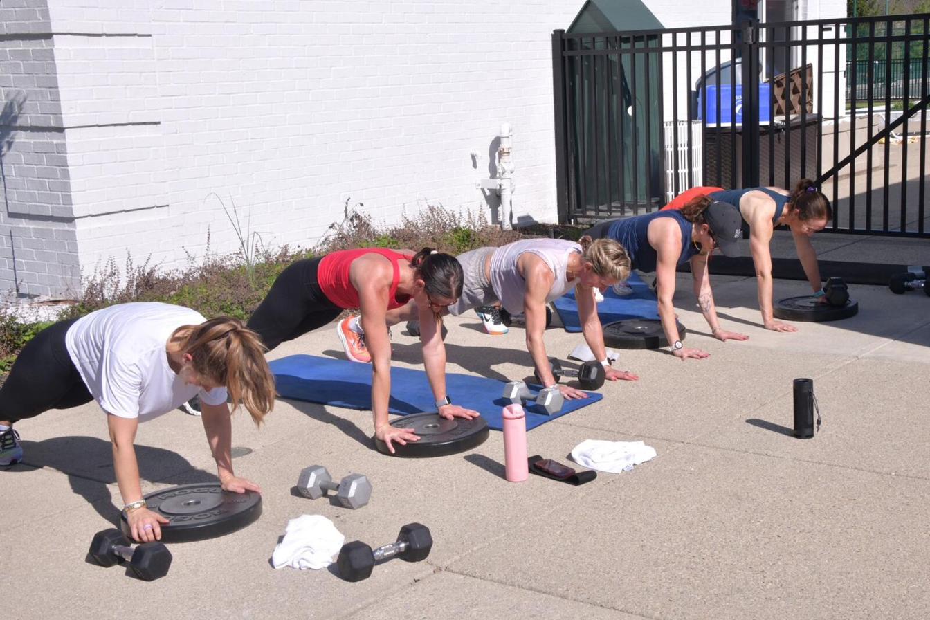 Group outdoor plank workout in the sun